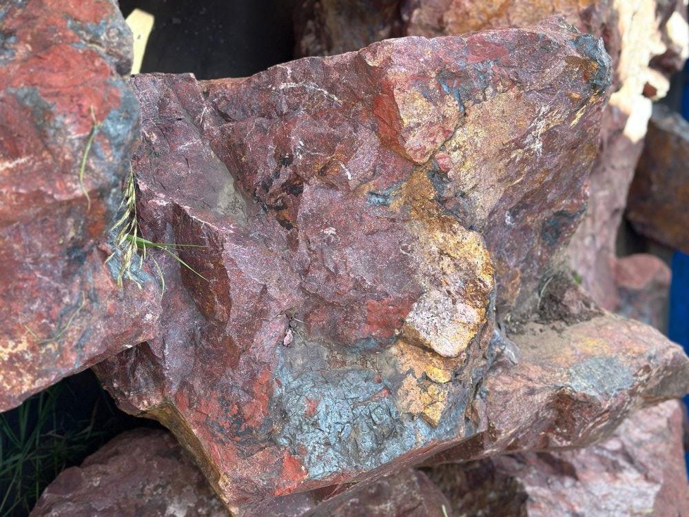 Камни для ландшафтного дизайна красно-фиолетовые 10-60 килограмм купить в Очёре