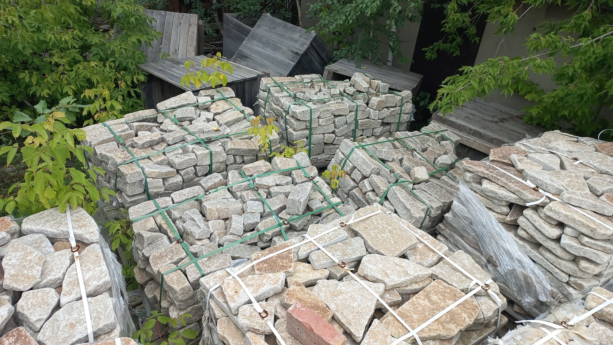 Плитняк галтованный гранитный для ландшафтного дизайна купить в Очёре