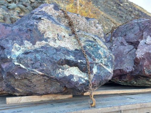 Огромные красно-фиолетовые валуны для ландшафтного дизайна весом более 5 тонн купить в Очёре