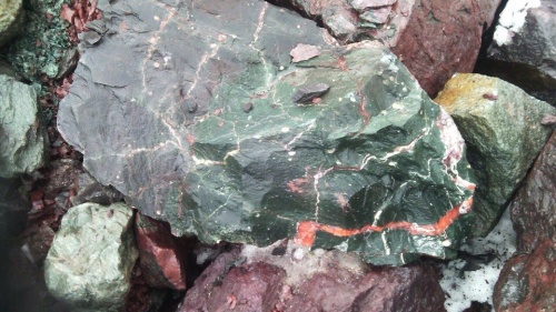 Гигантские зелёные валуны для ландшафтного дизайна весом более 5 тонн купить в Очёре