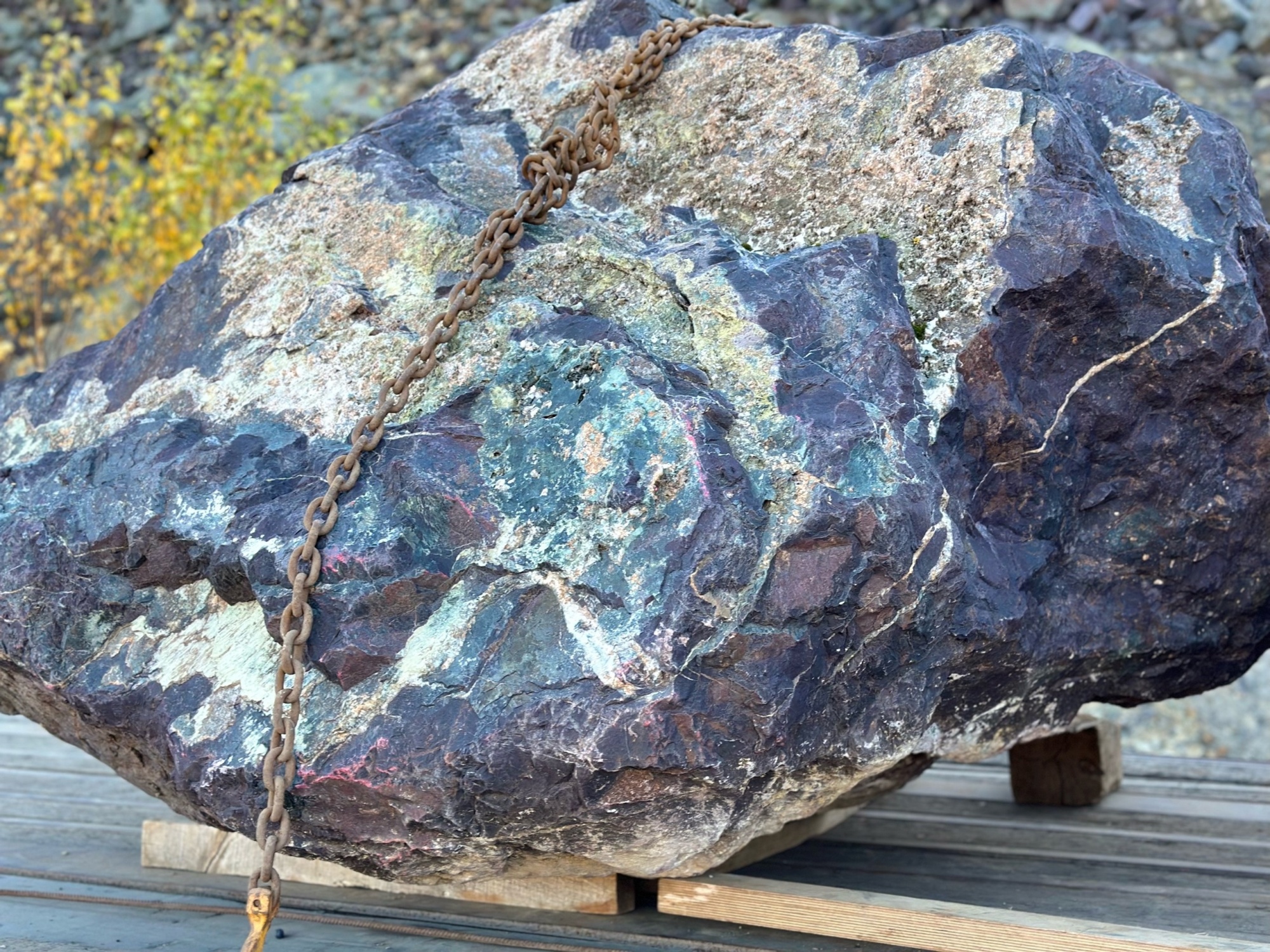 Огромные красно-фиолетовые валуны для ландшафтного дизайна весом более 5 тонн купить в Очёре