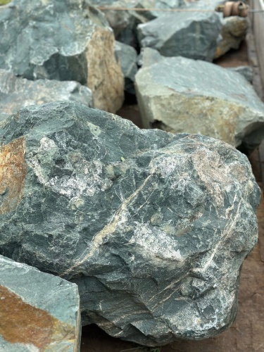 Камни для ландшафтного дизайна зелёные 10-60 килограмм купить в Очёре