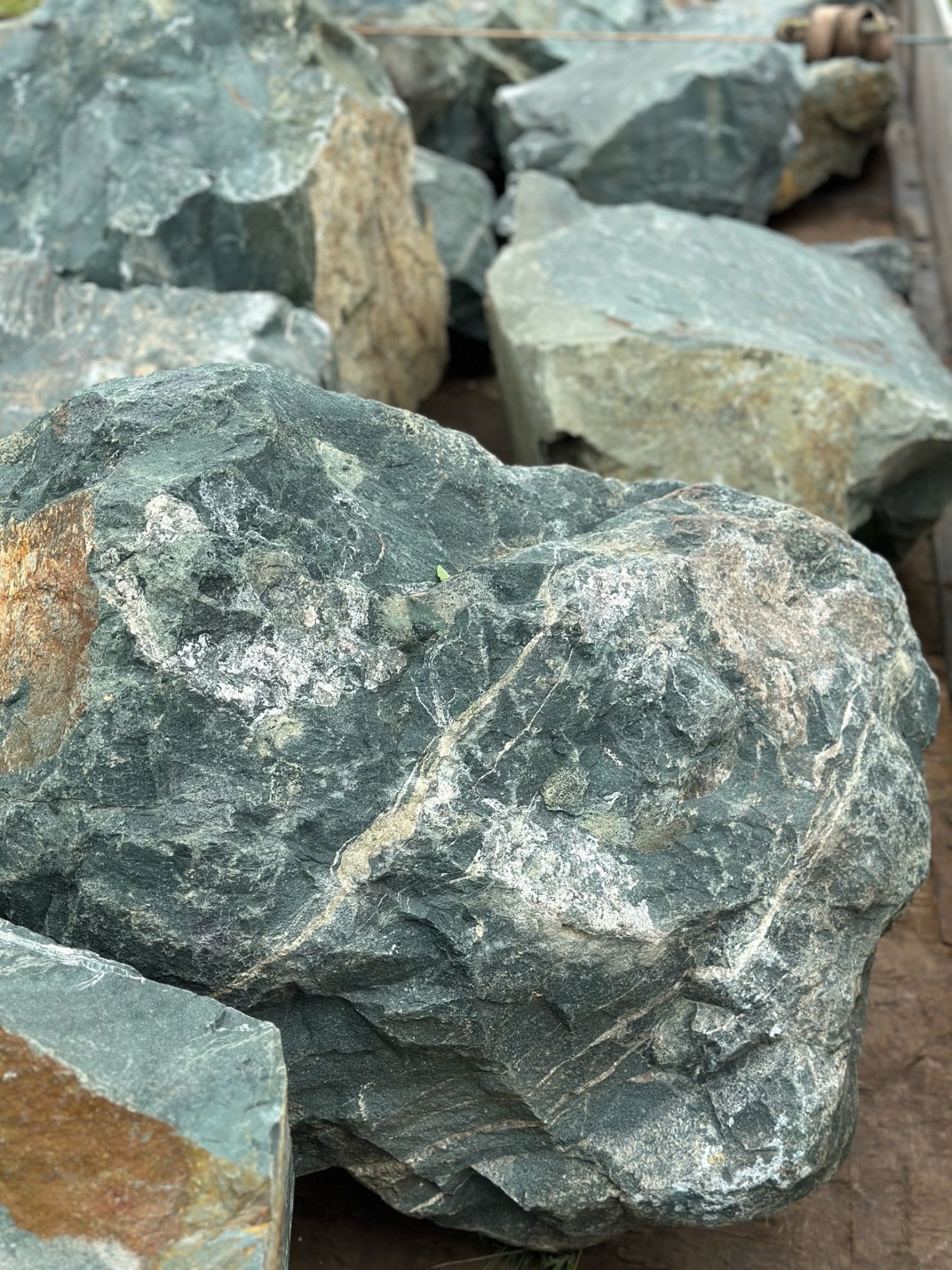 Камни для ландшафтного дизайна зелёные 10-60 килограмм купить в Очёре