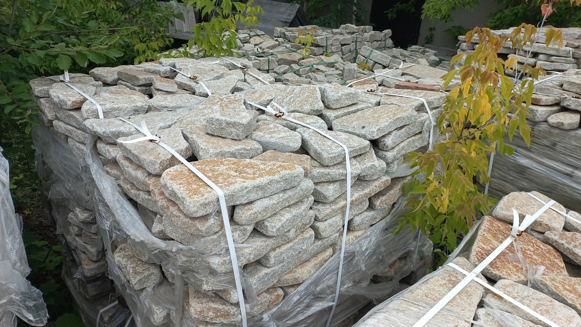 Плитняк галтованный гранитный для ландшафтного дизайна купить в Очёре