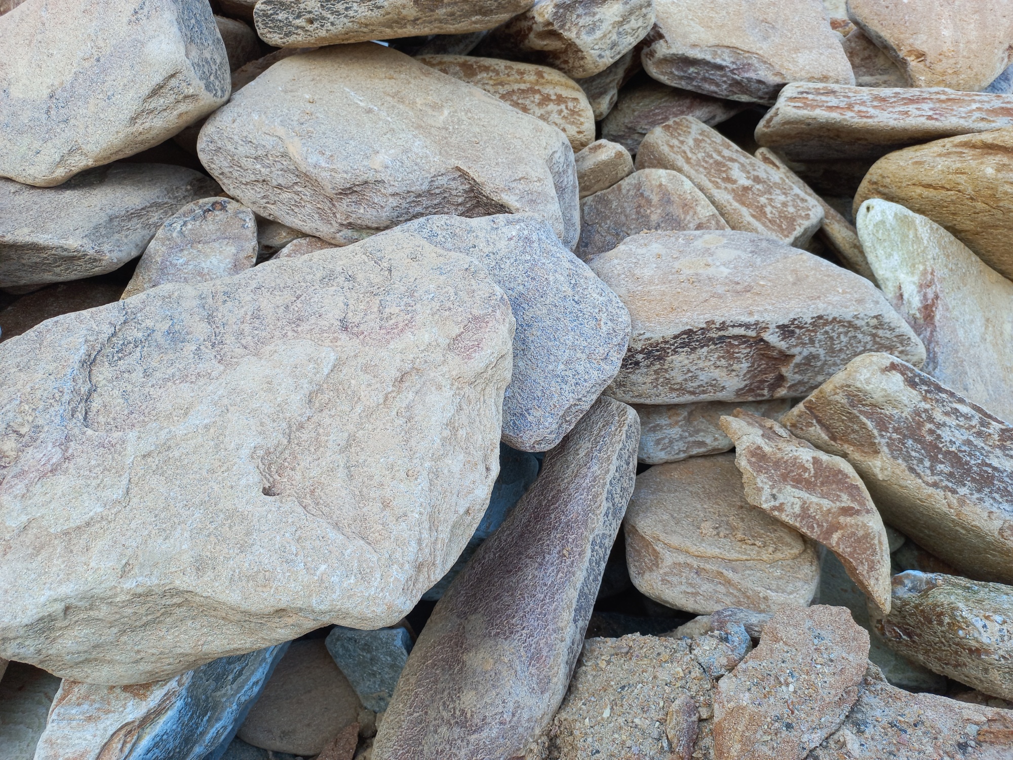 Златолит жёлтый, жёлто-зелёный глыбки и валуны для ланшафтного дизайна купить в Очёре