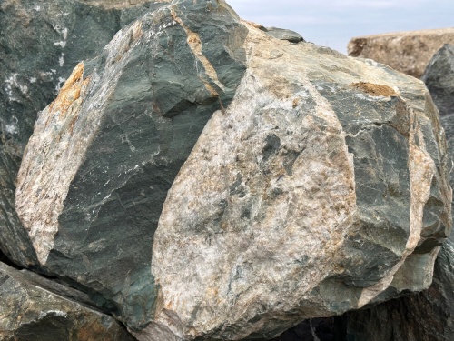 Гигантские зелёные валуны для ландшафтного дизайна весом более 5 тонн купить в Очёре