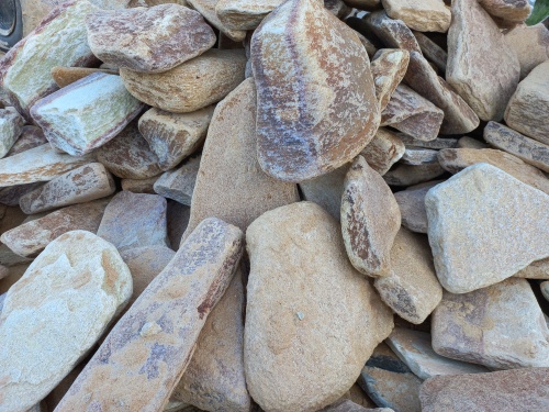 Златолит жёлтый, жёлто-зелёный глыбки и валуны для ланшафтного дизайна купить в Очёре