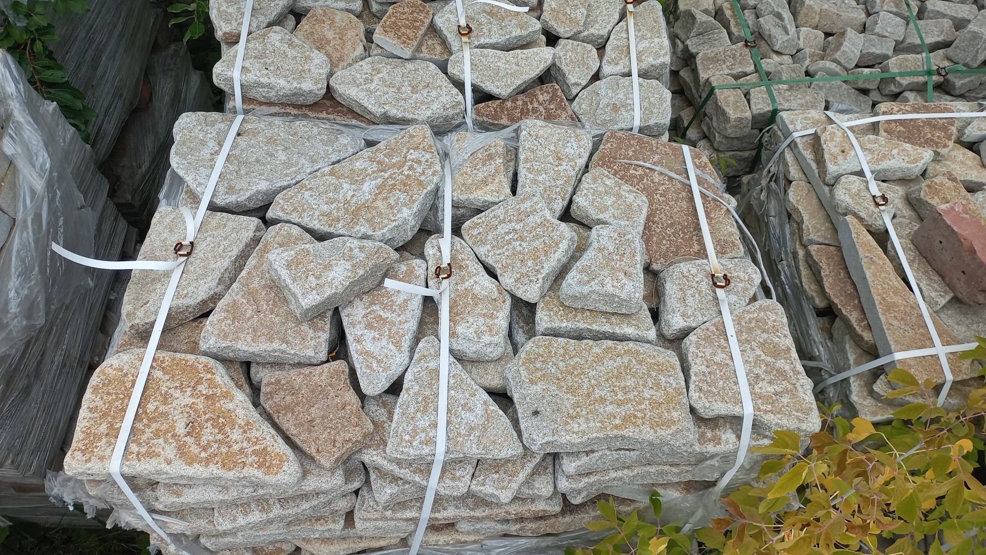 Плитняк галтованный гранитный для ландшафтного дизайна купить в Очёре